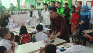 akil Presiden terpilih 2024-2029, Gibran Rakabuming Raka, meninjau uji coba program makan bergizi gratis di SDN Klampis Ngasem III, Jalan Manyar Kertoarjo III No.107, Surabaya, pada Kamis, 1/8/2024. | Ist