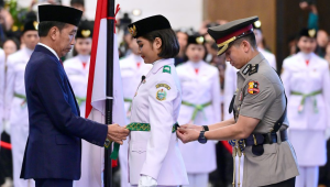 Presiden Joko Widodo (Jokowi) secara simbolis mengukuhkan Paskibraka Tingkat Pusat Tahun 2024 kepada Violetha Agryka Sianturi mewakili rekan-rekannya, di Istana Garuda, Ibu Kota Nusantara (IKN), Selasa, 13/8/2024 | Dok Foto - BPMI Setpres/ Muhclis Jr