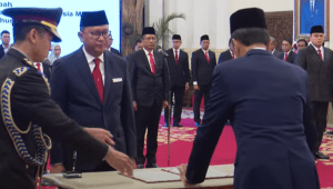 Presiden Joko Widodo (Jokowi) resmi lantik Rosan Roeslani sebagai Menteri Investasi/Kepala BKPM baru di Kabinet Indonesia Maju (KIM) dalam sisa masa jabatan periode tahun 2019-2024 di Istana Negara, Jakarta Pusat, Senin, 19/8/2024. | YouTube Sekretariat Presiden
