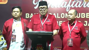 Ketua DPD PDI Perjuangan Jabar Ono Surono dalam konferensi pers usai mendaftarkan bakal calon Gubernur dan Wakil Gubernur Jabar Jeje Wiradinata-Ronald Surapradja, di Kantor Komisi Pemilihan Umum (KPU) Jabar, Kamis, 29/8/2024 malam | YouTube KPU Provinsi Jawa Barat
