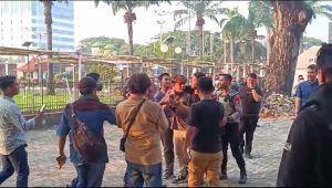 Seorang jurnalis IDN Times, TS, diintimidasi aparat kepolisian yang mengamankan massa aksi menolak Racangan Undang-Undang (RUU) Pilkada di DPR RI, Jakarta Pusat, Kamis, 22/8/2024.