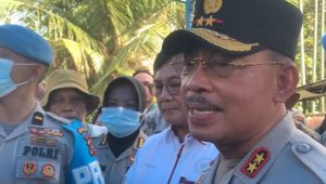 Kapolda Sumatra Barat Irjen Pol Suharyono saat menyaksikan langsung ekshumasi jasad anak AM (13), Sumatra Barat, Kamis 8/8/2024 | ist