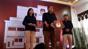Anggota KPU DKI Jakarta Astri Megatari (kiri) Ketua KPU DKI Jakarta Jakarta Wahyu Dinata (tengah), Anggota KPU DKI Jakarta Dody Wijaya (kanan) saat melakukan Konferensi pers di KPU Jakarta, Selasa, 27/8/2024 | Novia Suhari/Forum Keadilan