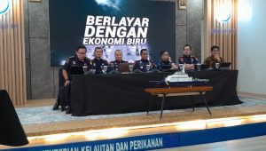 Tim Pengawasan Sumber Daya Kelautan dan Perikanan (SDKP), DirJen SDKP Pung Nugroho Saksono (tengah), di Gedung KKP Mina Bahari IV, Jakarta Pusat, Jumat, 2/8/2024 | Novia Suhari/Forum Keadilan