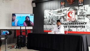 dr. Dani Ramdhan bersama dengan Liaison Officer Tim EMT MER-C Marissa Noriti dan Ketua Presidium MER-C Indonesia Sarbini Abdul Murad di Kantor MER-C, Jakarta Pusat, Senin, 12/8/2024 | Novia Suhari/Forum Keadilan