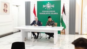Penasehat Presiden Palestina Mahmoud al Habbash (kiri) bersama dengan Ketua PBNU Gus Yahya di Kantor PBNU, Jakarta Pusat, Kamis, 8/8/2024 | Novia Suhari/Forum Keadilan
