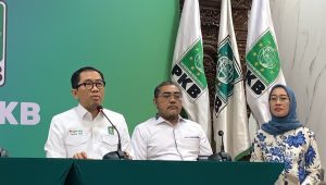 Ketua Steering Committee (SC) Muktamar Partai Kebangkitan Bangsa (PKB) 2024 Faisol Riza (kiri) menyampaikan agenda Muktamar PKB 2024 di kantor DPP PKB, Jakarta Pusat, Jumat, 9/8/2024 | Ali Mansur/Forum Keadilan