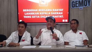 Bendum Projo Panel Barus (tengah) saat konferensi pers di Kantor DPP Projo, Pancoran, Jakarta Pusat, Jumat, 9/8/2024 | M. Hafid/Forum Keadilan