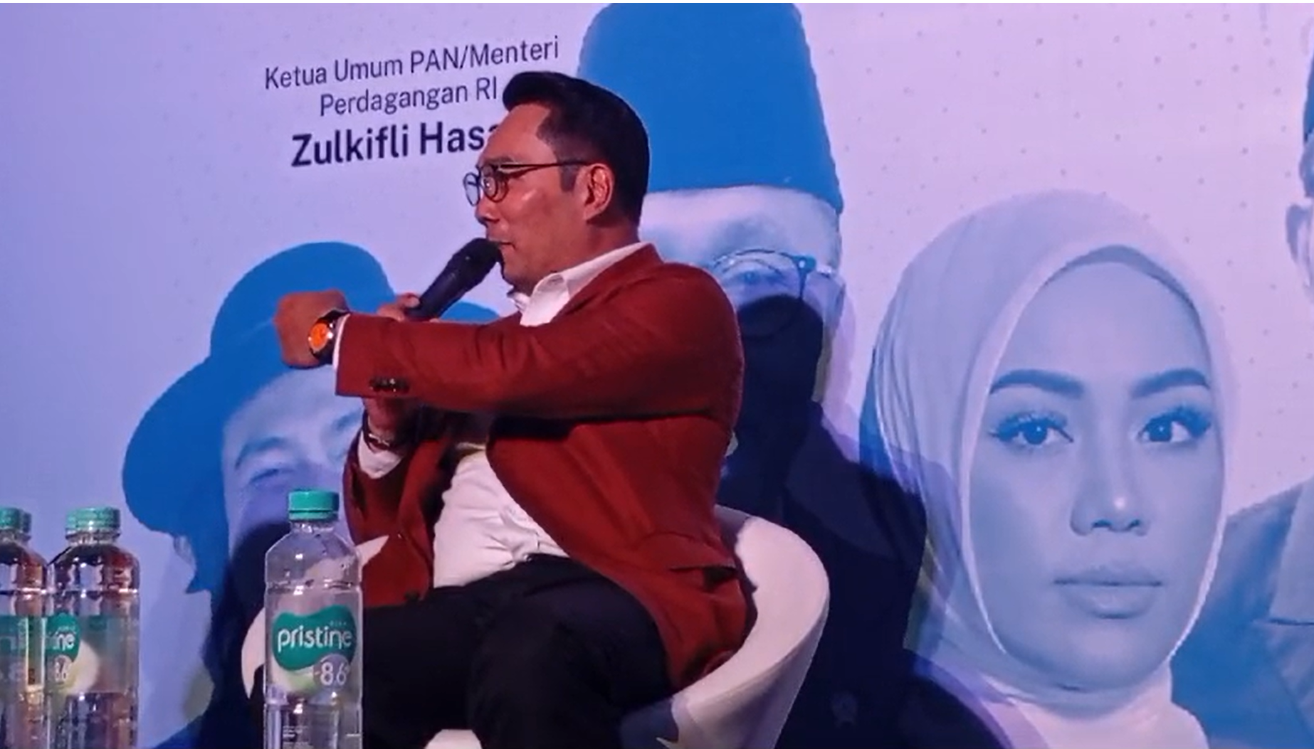 Ditanya Suka Persib atau Persija, Ridwan Kamil ‘Pamer’ Jam Tangan Warna Oranye