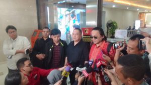 Eks terpidana kasus pembunuhan Vina Cirebon pada 2016 silam, Saka Tatal, bersama tim kuasa hukumnya melaporkan saksi dalam perkara sama, Aep, ke Bareskrim Polri, Selasa, 13/8/2024 | Reynaldi Adi Surya/Forum Keadilan