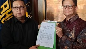 Mantan Sekjen PKB Muhammad Lukman Edy menyerahkan berkas penolakan hasil Muktamar VI PKB di Bali ke Kemenkumham, Jakarta Selatan, Selasa, 27/8/2024 | Ali Mansur/Forum Keadilan