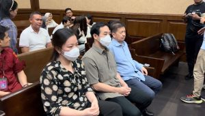Tiga terdakwa korupsi PT Timah, Direktur Utama PT SBS Robert Indarto, General Manager PT Tinindo Inter Nusa (PT TIN) Rosalina, dan Komisaris PT Stanindo Inti Perkasa (PT SIP) Suwito Gunawan di Pengadilan Negeri Tindak Pidana Korupsi (Tipikor) Jakarta Pusat (Jakpus), Rabu, 28/8/2024 | Merinda Faradianti/Forum Keadilan