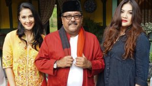 Maudy Koesnaedi (Zaenab), Rano Karno (Doel), Cornelia Agatha (Sarah) di film Si Doel The Movie | ist
