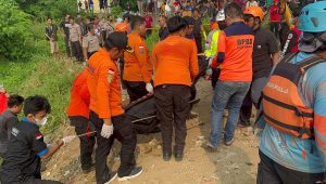 Evakuasi 7 jasad remaja di Kali Bekasi. | Ist
