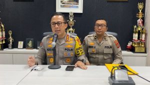 Kasubbid Penmas Bidhumas Polda Metro Jaya, Kompol Bambang Askar Sodiq (kiri), Kabid Humas Polda Metro Jaya Kombes Pol Ade Ary Syam Indradi (kanan) saat memberikan keterangan kepada media, di Mapolda Metro Jaya, Kamis, 12/9/2024 | Ari Kurniansyah/Forum Keadilan