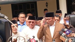 Bakal calon Gubernur Jakarta Ridwan Kamil alias RK (kanan) dan politisi senior Partai Demokrat Nachowi Ramli (kiri) bertemu di kawasan Condet, Jakarta Timur, Rabu, 18/9/2024 | Ali Mansur/Forum Keadilan