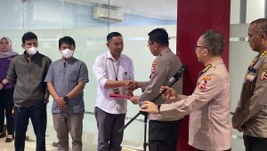 Karumkit RS Polri Brigjen Prima Heru saat memberikan berkas administrasi ke Kabareskrim Polres Bekasi Kota di RS Polri, Keramat Jati, Selasa, 24/9/2024 | Ari Kurniansyah/Forum Keadilan