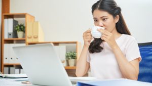 Ilustrasi minum kopi