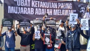 Gabungan koalisi masyarakat, seperti KontraS, Imparsial, PBHI, Kasbi, dan mahasiswa dari berbagai perguruan tinggi baik negeri maupun swasta bersama-sama menggelar aksi di depan kantor Komisi Nasional Hak Asasi Manusia (Komnas HAM) RI di kawasan Menteng, Jakarta Pusat, Jumat, 6/9/2024 | Novia Suhari/Forum Keadilan