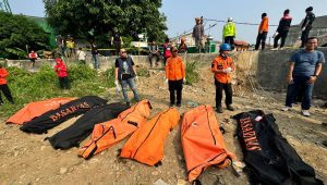 Proses evakuasi 7 jenazah di kali Bekasi. | Ist
