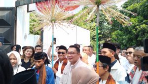 Calon Gubernur Jakarta Ridwan Kamil (RK) disambut palang pintu saat datang ke acara Welcoming Ridwan Kamil at Fanta HQ, Markas TKN Prabowo-Gibran di Jl Surabaya, Menteng, Senin, 2/9/2024 | Muhammad Reza/Forum Keadilan