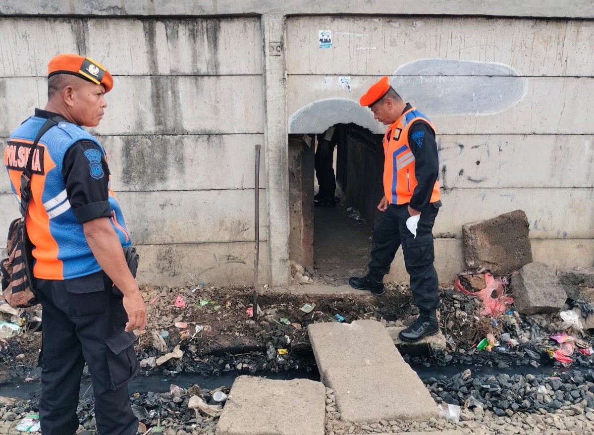 Oknum Warga Bobol Pagar Pembatas Jalur Kereta di Pasar Baru Bekasi Timur