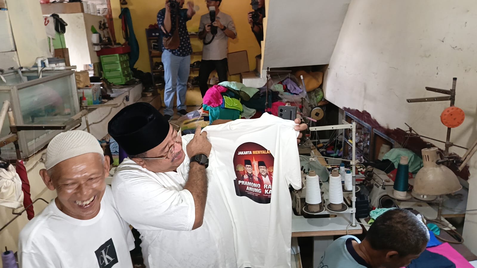 Sapa Warga, Bacawagub Jakarta Rano ‘Bang Doel’ Karno Borong Kaos untuk Kampanye