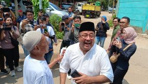 Calon wakil gubernur Jakarta Rano Karno (Bang Doel) menyapa warga dan memesan kaos untuk kampanye di Jalan H Gandun, Lebak Bulus, Jakarta Selatan, Senin, 2/9/2024 | Ali Mansur/Forum Keadilan