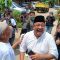 Calon wakil gubernur Jakarta Rano Karno (Bang Doel) menyapa warga dan memesan kaos untuk kampanye di Jalan H Gandun, Lebak Bulus, Jakarta Selatan, Senin, 2/9/2024 | Ali Mansur/Forum Keadilan