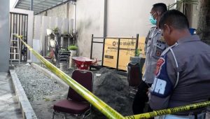 Terjadi ledakan diduga bom di rumah bakal calon Gubernur (Bacagub) Aceh Bustami Hamzah di Desa Pineung, Kecamatan Syiah Kuala, Kota Banda Aceh, Senin, 2/9/2024 pagi tadi. Ledakan tersebut merusak pekarangan rumahnya.