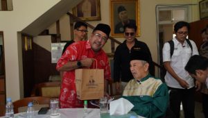 Bakal calon Wakil Gubernur Jakarta Rano Karno menyambangi mantan Wakil Gubernur (Wagub) DKI Jakarta sekaligus 'Bapak Pencak Silat Dunia' Mayjen TNI (Purn) Eddie Marzuki Nalapraya di wilayah Megamendung, Kabupaten Bogor, Jawa Barat, Selasa, 3/9/2024 | ist