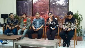 Pakar HTN Bivitri Susanti (kanan kedua), bersama dengan jajaran Solidaritas Pekerja CNN Indonesia, KASBI atau Kongres Aliansi Serikat Buruh Indonesia, dan LBH Pers, di Kantor YLBHI, Jakarta Pusat, Selasa, 3/9/2024 | Novia Suhari/Forum Keadilan