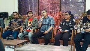 Ketua Solidaritas Pekerja CNN Indonesia (SPCI) Taufiqurrohman (tengah) saat memberikan keterangan pers, di Kantor YLBHI, Jakarta Pusat, Selasa, 3/9/2024 | Novia Suhari/Forum Keadilan