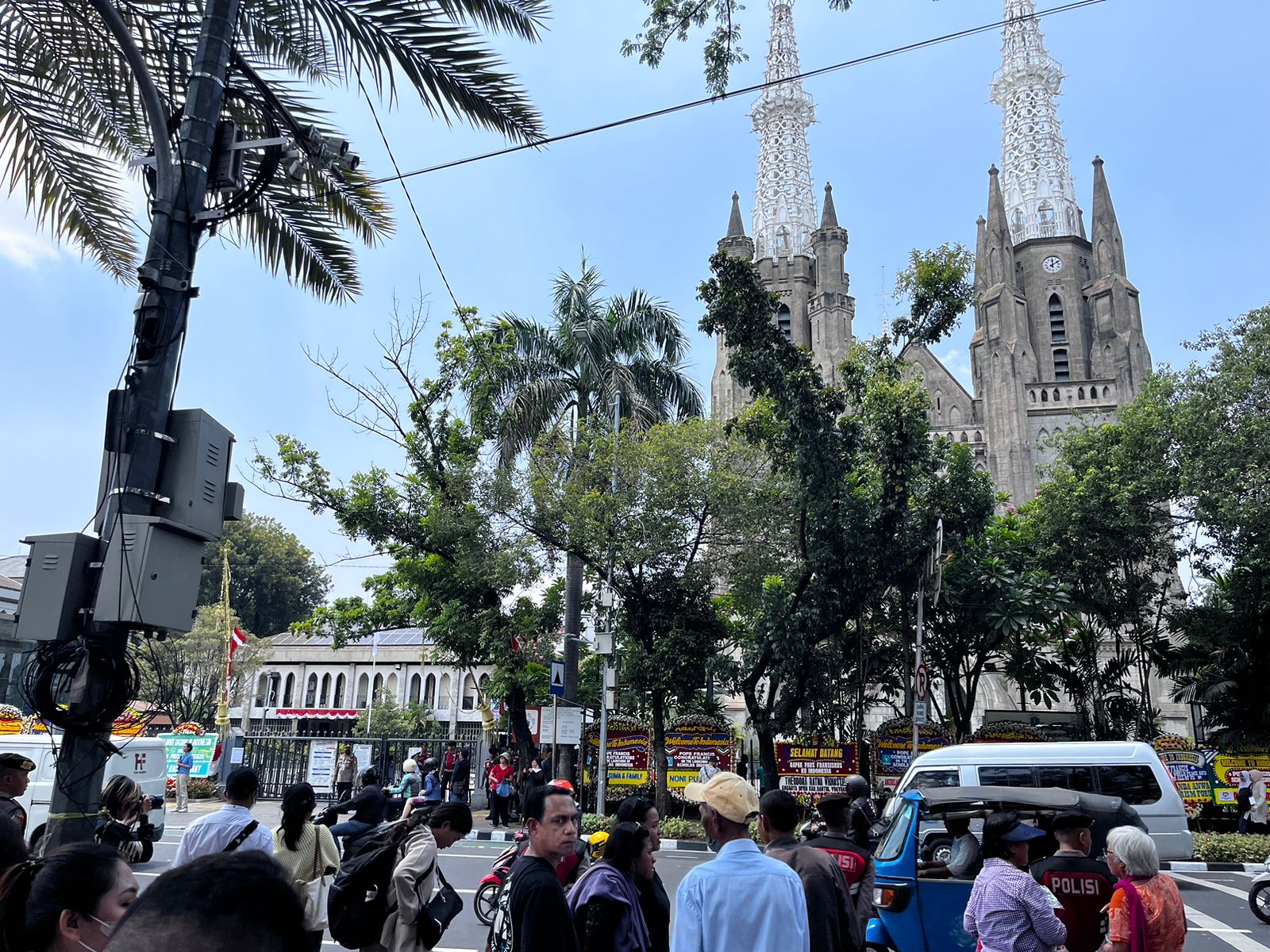 Penjagaan Katedral Jelang Kedatangan Paus Fransiskus