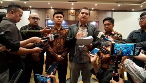 Ketua Komisi Pemilihan Umum (KPU) DKI Jakarta Wahyu Dinata (tengah), beserta jajaran, di Kawasan Mangga Besar, Jakarta Barat, Kamis, 5/9/24.