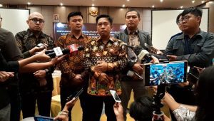 Anggota Komisi Pemilihan Umum (KPU) DKI Jakarta Dody Wijaya (tengah) di kawasan Mangga Besar, Jakarta Barat, Kamis, 5/9/2024 | Novia Suhari/Forum Keadilan