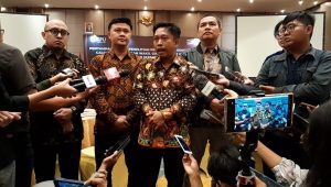 Anggota Komisi Pemilihan Umum (KPU) DKI Jakarta Dody Wijaya (tengah) di kawasan Mangga Besar, Jakarta Barat, Kamis, 5/9/2024 | Novia Suhari/Forum Keadilan