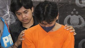 JJS alias A (18) Pelaku penyiraman air keras di cengkareng, Jakarta Barat, mengenakan pakaian tahanan berwarna oren, Kamis, 5/9/2024 | ist