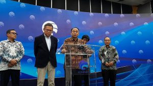 Menteri Kominfo (Menkominfo) Budi Arie Setiadi (kanan) bersama dengan Chairman of Nexticorn Foundation Rudiantara (kiri) di Kantor Kominfo, Jakarta Pusat, Selasa, 10/9/2024 | Novia Suhari/Forum Keadilan