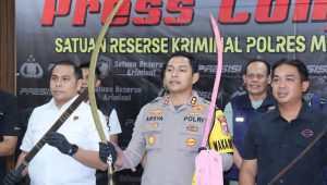 Wakapolres Metro Jakarta Barat AKBP Teuku Arsya Khadafi (tengah) saat memegang dua bilah barang bukti jenis celurit besar dan corbek di Polres Jakarta Barat, Selasa, 10/9/2024 | ist