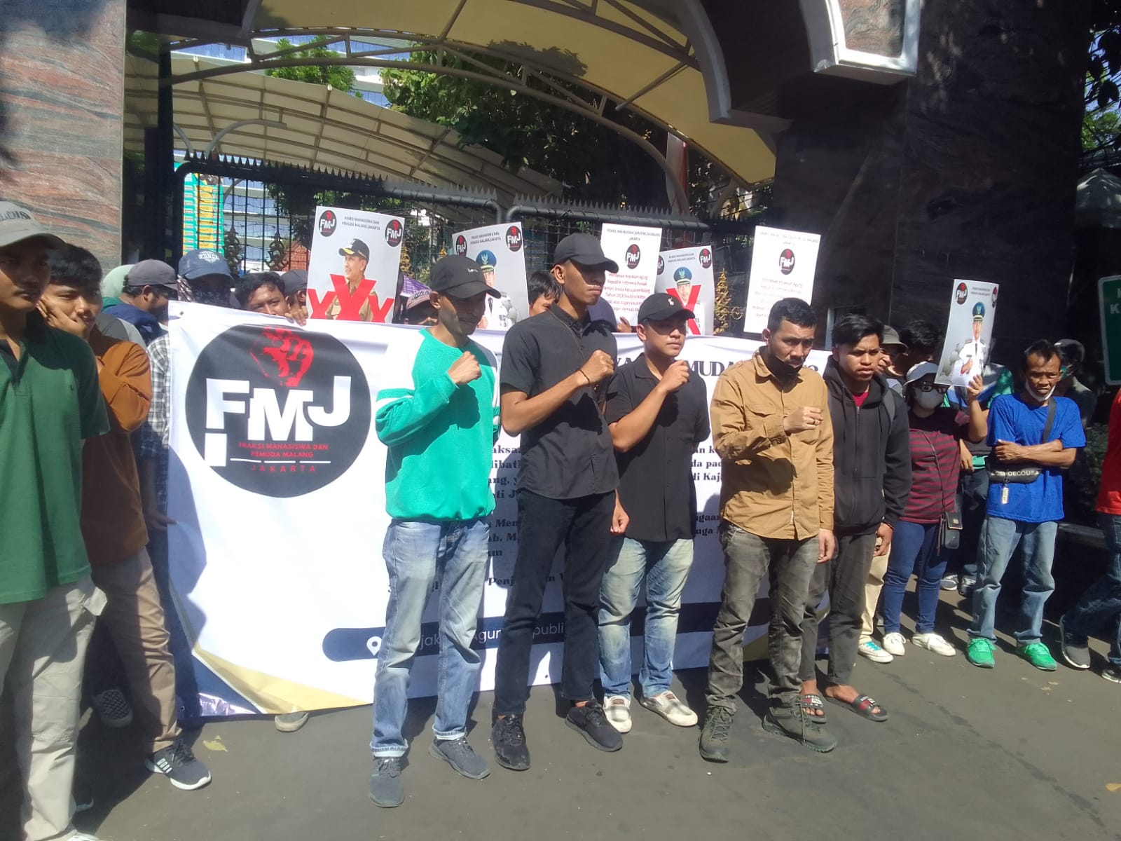 Puluhan Mahasiswa dan Pemuda Aksi di Kejagung, Tuntut Penanganan Kasus Korupsi Pj Walkot Malang