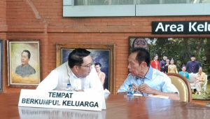 Bakal pasangan calon Gubernur dan Wakil Gubernur Jakarta Ridwan Kamil (RK)-Suswono menyambangi kediaman mantan Gubernur DKI Jakarta Sutiyoso (Bang Yos) di kawasan Jatisampurna, Bekasi, Jawa Barat, Kamis, 12/9/2024 | Ali Mansur/Forum Keadilan