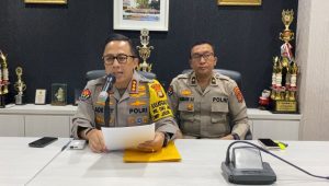Kasubbid Penmas Bidhumas Polda Metro Jaya, Kompol Bambang Askar Sodiq (kiri), Kabid Humas Polda Metro Jaya Kombes Pol Ade Ary Syam Indradi (kanan) saat memberikan keterangan kepada media, di Mapolda Metro Jaya, Kamis, 12/9/2024 | Ari Kurniansyah/Forum Keadilan