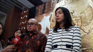 Anggota KPU DKI Astri Megasari (kanan), dan anggota Bawaslu DKI Jakarta Reki Putra Jaya (kiri) di Kantor KPU DKI Jakarta, Jumat, 13/9/2024 | Novia Suhari/Forum Keadilan