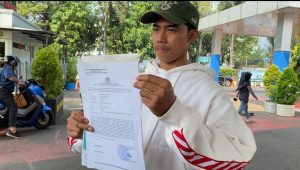 Makmurdin Muslim usai melaporkan oknum anggota polisi yang melakukan penipuan loker PT. KAI di Mapolda Metro Jaya, Jumat, 13/9/2024 | Ari Kurniansyah/Forum Keadilan