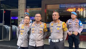 Kabid Propam Polda Metro Jaya Kombes Pol Bambang (tengah) Direktur Lalu Lintas Polda Metro Jaya Komisaris Besar Polisi M. Latif Usman (kiri), Kabid Humas Polda Metro Jaya Kombes Pol Ade Ary Syam Indradi (kanan) di Polda Metro Jaya, Jumat, 13/9/2024.| Ari Kurniansyah/Forum Keadilan