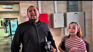 Pengacara Ahmad Ramzi bersama kliennya dipanggil Bareskrim atas dugaan kasus pencemaran nama baik, Selasa, 17/9/2024 | Reynaldi Adi Surya/Forum Keadilan