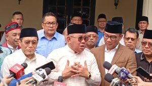 Politisi senior Partai Demokrat sekaligus tokoh masyarakat Betawi Nachrowi Ramli alias Bang Nara bersama paslon Ridwan Kamil-Suswono saat ditemui di kediamannya di kawasan Condet, Jakarta Timur, Rabu, 18/9/2024 | Ali Mansur/Forum Keadilan