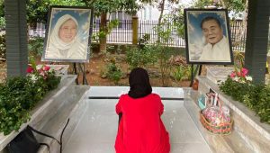 Bakal calon Wakil Gubernur (Cawagub) Sumatra Selatan (Sumsel) Riezky Aprilia (Kiky) ziarah ke makam kakeknya, Zamzami Ahmad, dan neneknya, Siti Nurbaya