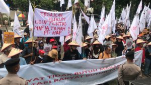 Ratusan petani yang tergabung dalam Konsorsium Pembaruan Agraria (KPA) dan Serikat Petani Pasundan (SPP) menggelar aksi di depan gedung Komisi Pemberantasan Korupsi (KPK), Jakarta Selatan, Senin, 23/9/2024 | ist